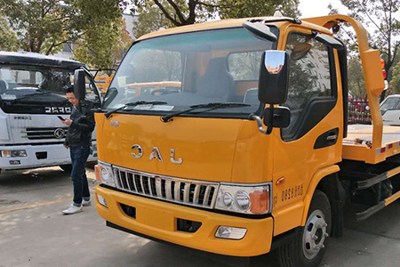 新疆高速公路救援拖车价格多少一辆|加气胎